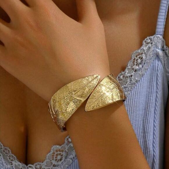 Gold-colored Tree Leaf Patterned Open Bangle NWOT 2 1/2 - Picture 6 of 6